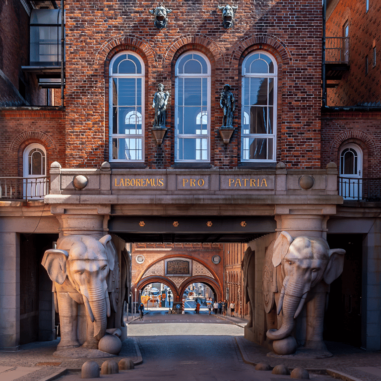 Elefantporten på Carlsberg en smuk forårsdag