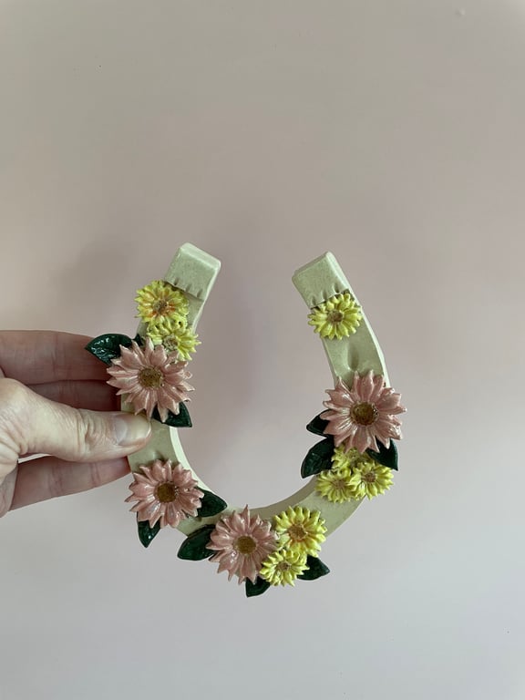 Hestesko - i keramik med små blomster i gul og rosa billede 2