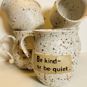 Keramik krus med tekst - Be kind or be quiet – produktbillede