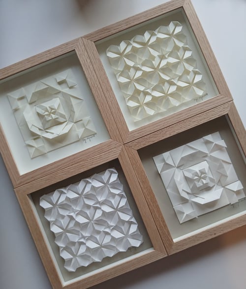 20x20cm foldet værk, hvid, beigegrå, indrammet  (4)
