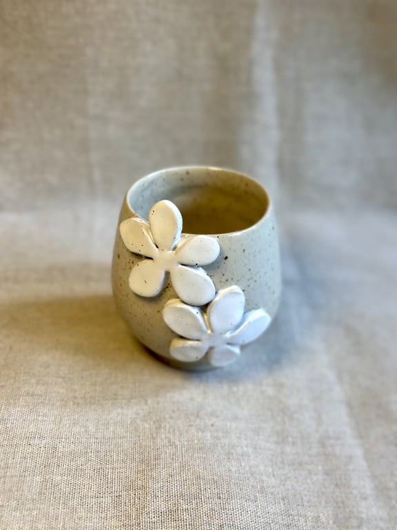 Pre-order Flower kop med hvide blomster, sandfarvet billede 3