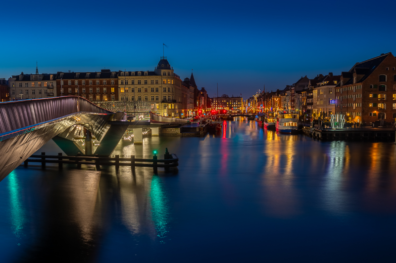 Nyhavn i København set fra Inderhavnsbroen på den smukke lysfestival