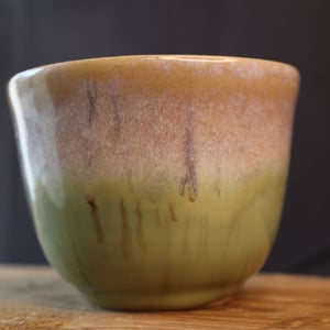 Krus, grøn og sandfarvet – produktbillede