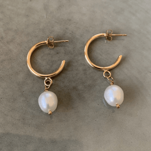 Hvide ferskvandsperle øreringe (medium) – produktbillede