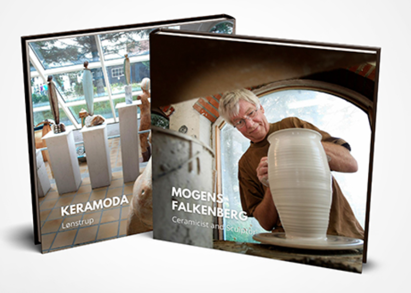 To bøger med keramik- og skulpturkunst, en viser keramiske værker i en udstilling, den anden portræt af keramiker, der laver et stentøjsvasen.