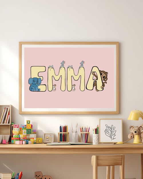 Plakat med Navn: ABC DYR  NAVNE-PLAKAT (Gul Skrift, Rosa baggrund)