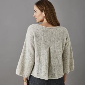 Kit: Nanna bluse med læg i ryggen (garn og opskrift) – produktbillede