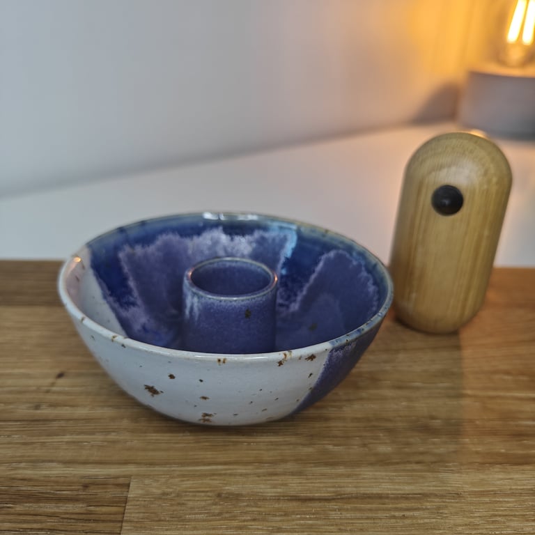 Lilla/hvid lysestage 