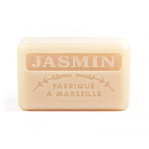 En rektangulær, beige sæbebar med teksten "JASMIN" og "FABRIQUÉ À MARSEILLE" præget på forsiden. (2)