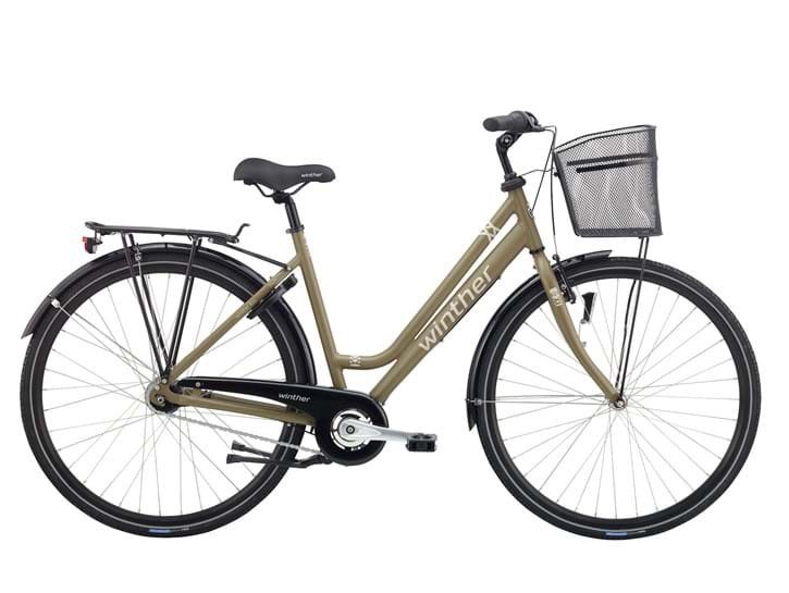 Beige damescykel med lav indstigning, sort saddel, kurv foran og bagageholder bagpå.