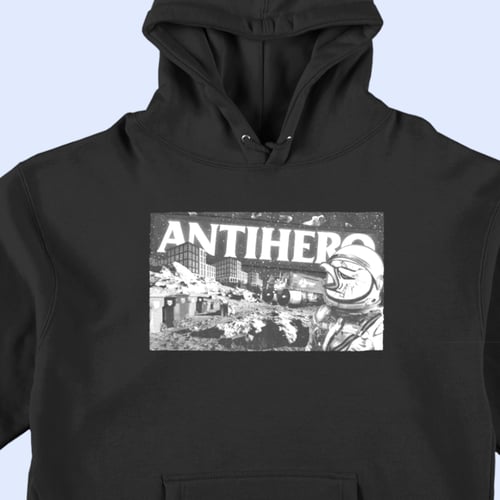 Sort hættetrøje med motiv af en astronaut med fuglehoved i rumdragt foran en øde månelignende by og teksten "ANTIHERØ". (1)