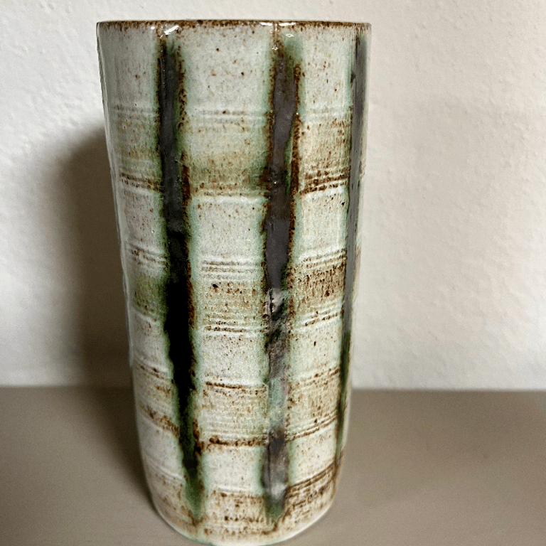 Vase, hvid nistret, med mønster
