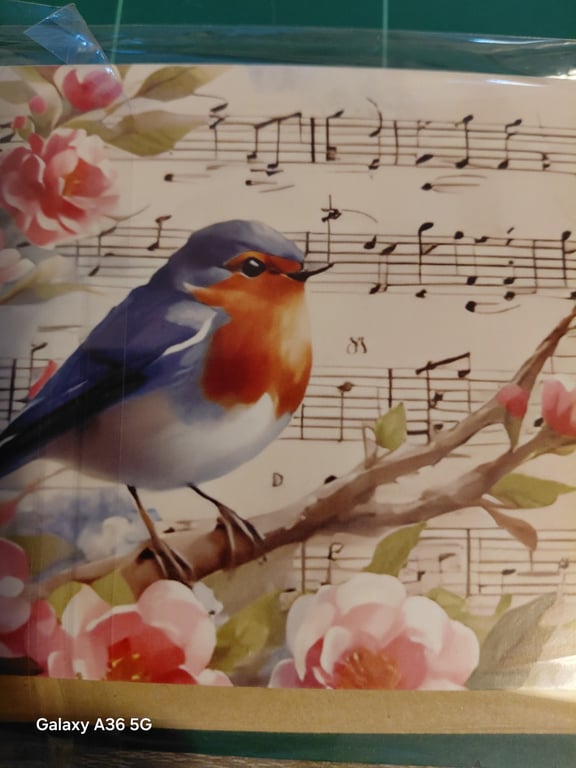En illustration af en rødhalsfugl, der sidder på en gren omgivet af blomster med et baggrundsbillede af noder på et musikark.