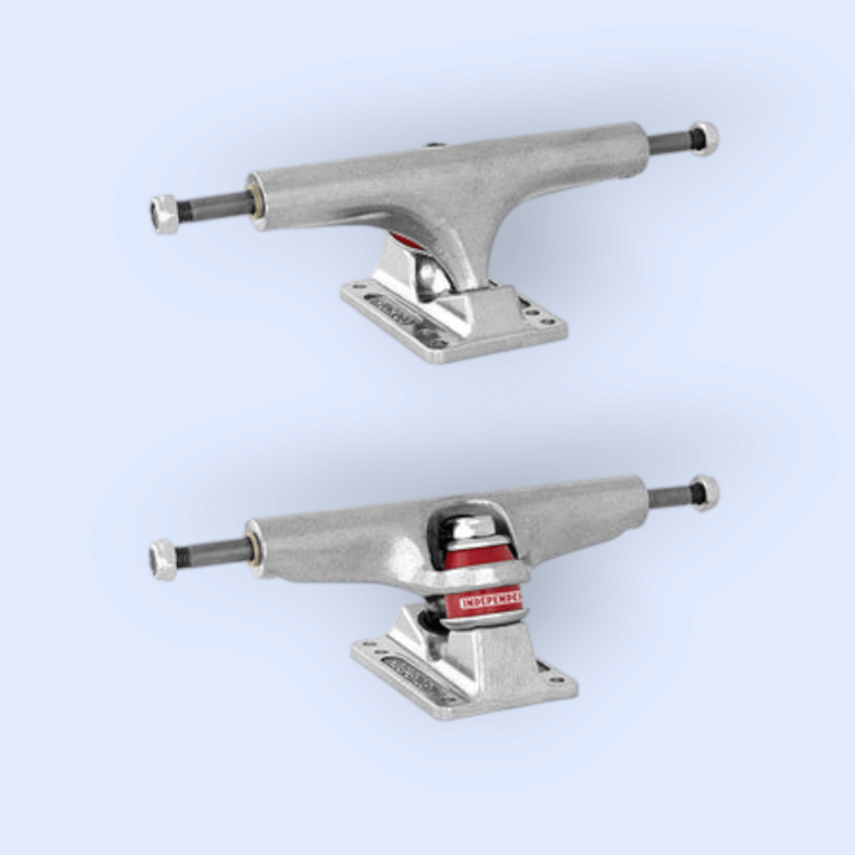 To skateboard trucks i sølvfarve, vist fra to forskellige vinkler mod lyseblå baggrund.