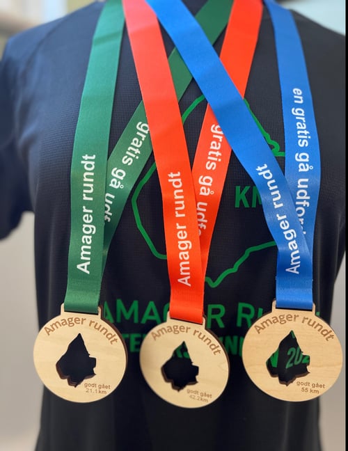 Medalje efterårsrunden 2026 træ med tryk på bånd (1)