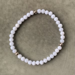 Blå kalcedon armbånd 4mm – produktbillede