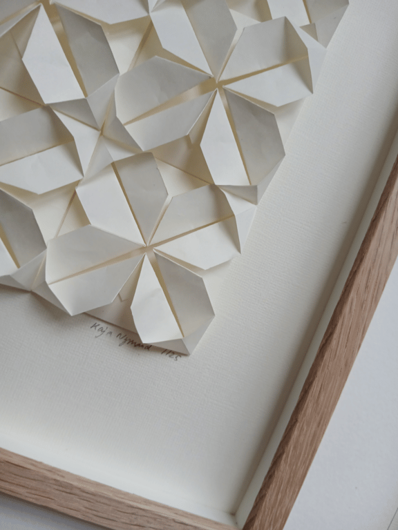 A4 foldet papirværk, naturhvid, indrammet billede 2