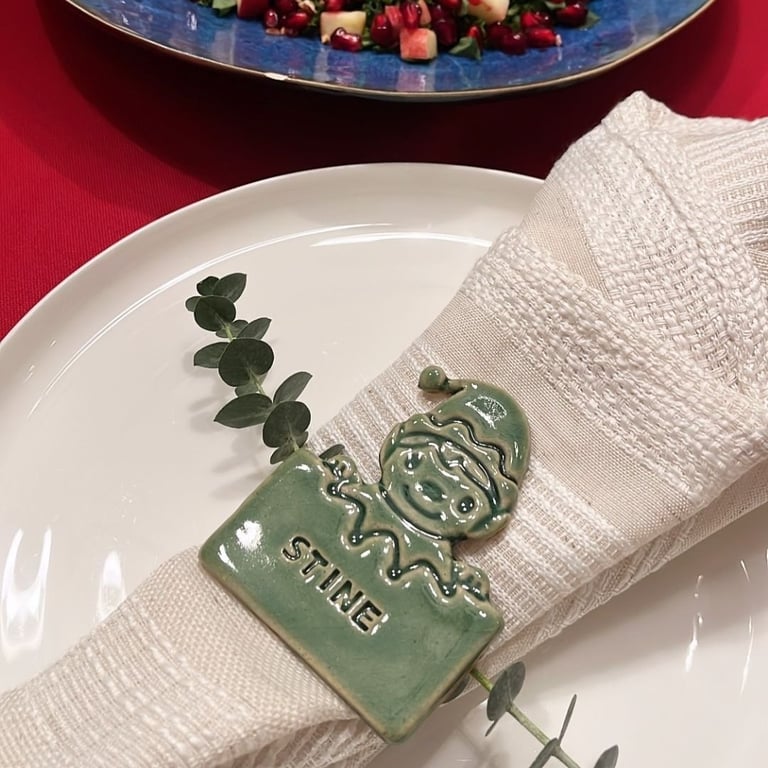 Håndlavet nisse-navneskilt i keramik – perfekt til julebordet billede 3