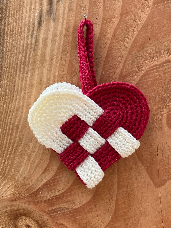 Klassisk hæklet julehjerte - stor 