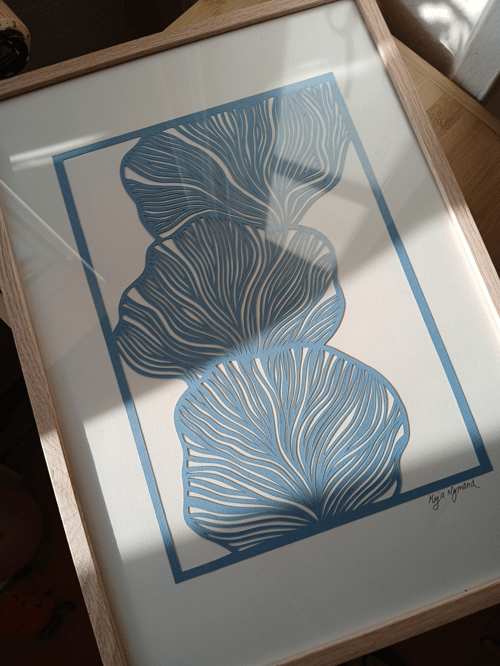 A3 Papercut, støvet blå. Indrammet 