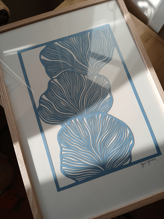 A3 Papercut, støvet blå. Indrammet  (2)