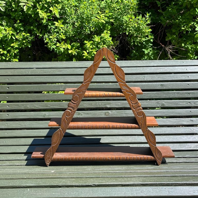 Amagerhylde med udskæringer