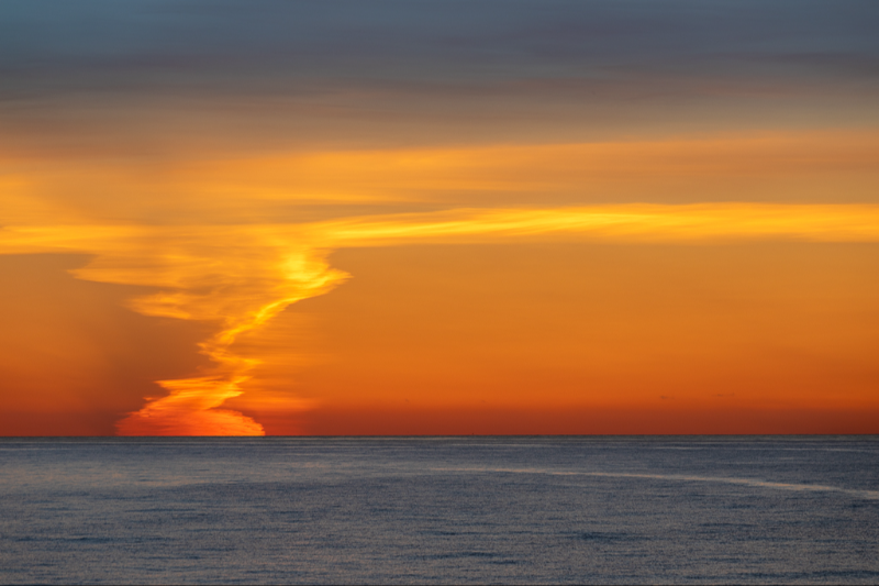 En spektakulært skyformation lige efter solnedgang på Nordstrand i Skagen en smuk sommeraften