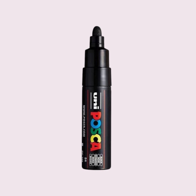 Sort Uni Posca tuschpen med rund spids på lyserød baggrund.