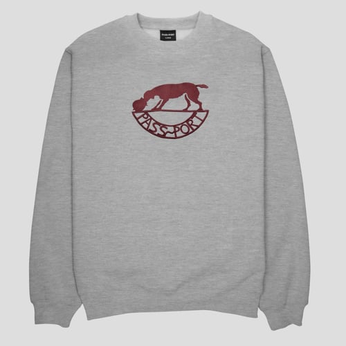 Grå sweatshirt med rund hals og rød logo af en hund, der snuser, over teksten "PASS~PORT" på brystet. (1)