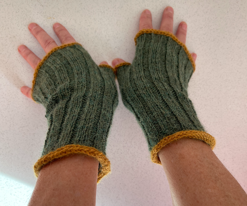 Kit: Pulsvarmere - opskrift og garn i 15 valgfrie farver  billede 2