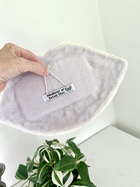 Tuftet læber i lys lilla og hvid som vægophæng – håndlavet i uld  billede 5