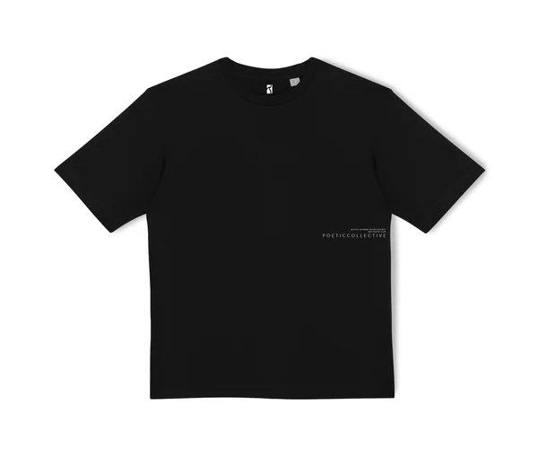 Sort T-shirt med rund hals og kortærmet snit, med lille hvid tekst "Poetic Collective" på venstre bryst.