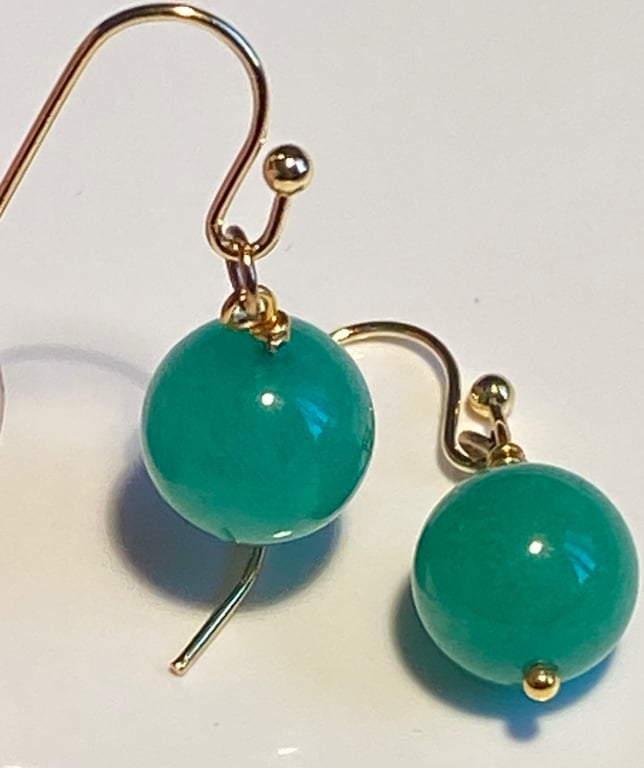 Øreringe med grønne jade kugler  billede 2