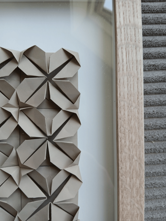 A4 foldet værk, beigegrå,indrammet  billede 3