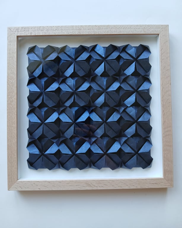 30x30 cm foldet papirværk, midnatsblå. indrammet  billede 2