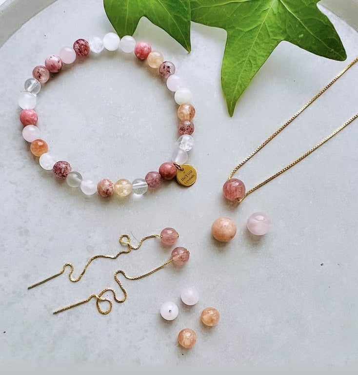 Smykkesæt med Jordbærkvarts, Solsten og Rosakvarts
