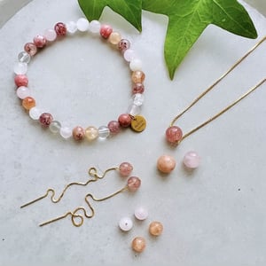 Smykkesæt med Jordbærkvarts, Solsten og Rosakvarts – produktbillede