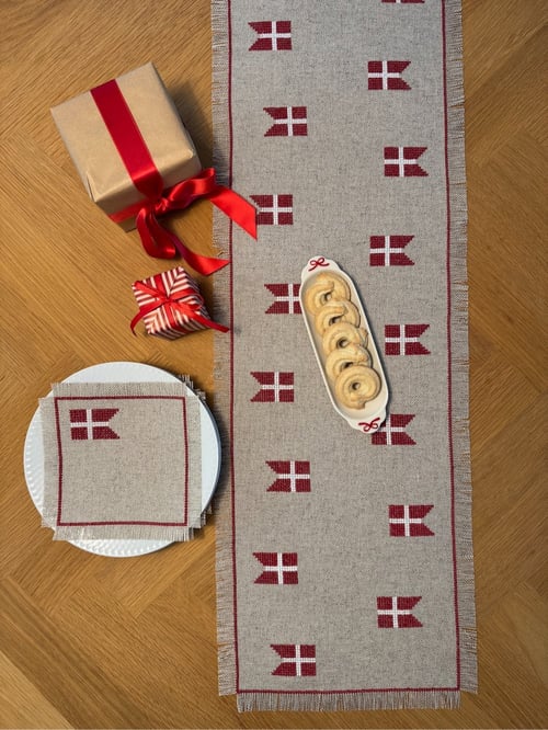 2055-DK Kun flag løber ca. 30 x 100 cm.