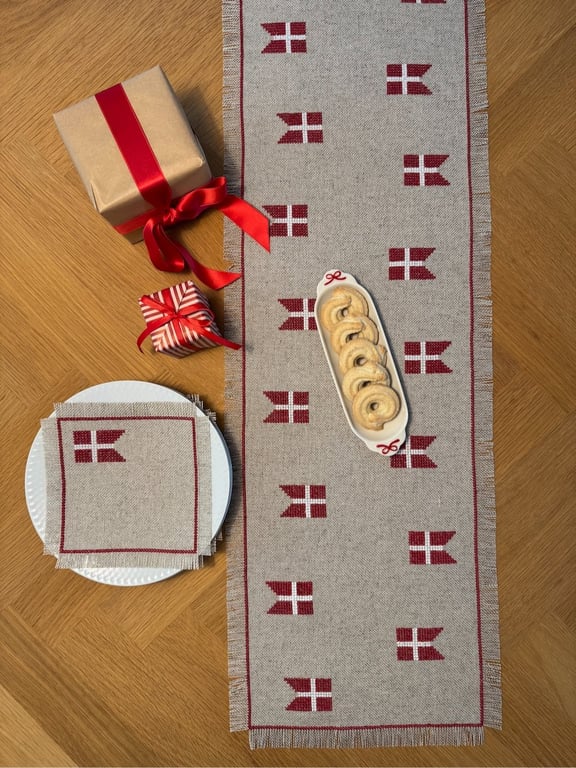 2055-DK Kun flag løber ca. 30 x 100 cm.