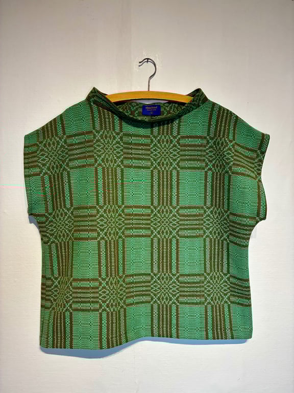 Trine-bluse i grønt/brunt mønster