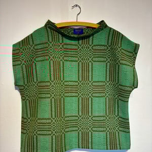 Trine-bluse i grønt/brunt mønster – produktbillede