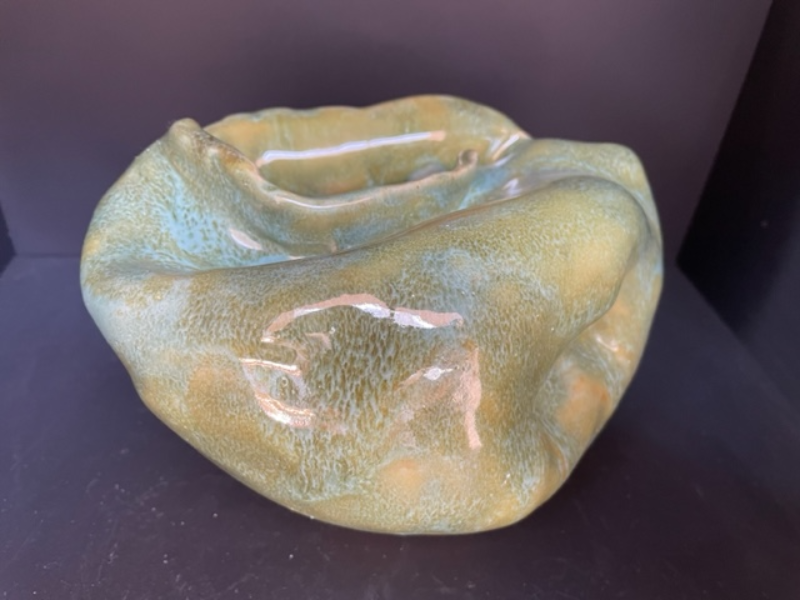 Skulpturel vase i gulgrøn glasur h = ca. 11 cm