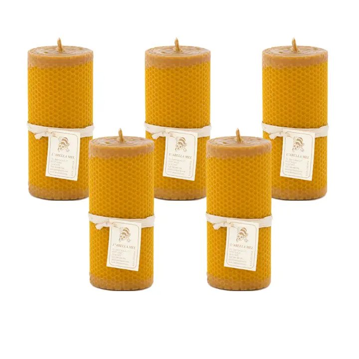 Fem guldbivokslys med en bikage-tekstur og hvide mærkater. (2)