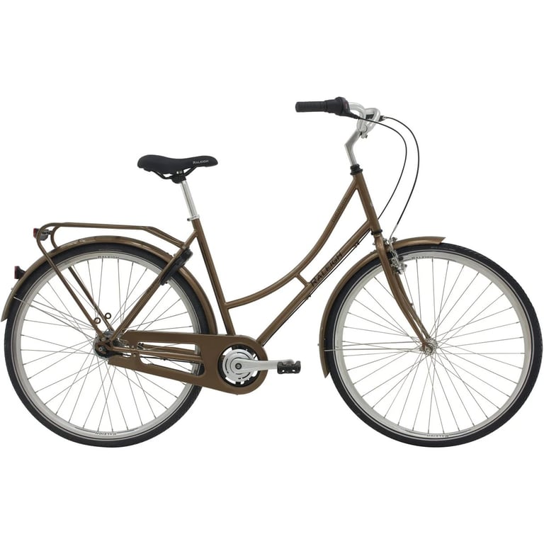 Brun klassisk damescykel med lav indstigning, skærme, bagagebærer og sort sadel.
