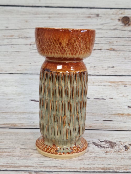 Keramisk vase med brun og grøn glasur og tekstureret mønster, placeret på lyst træbord. (1)