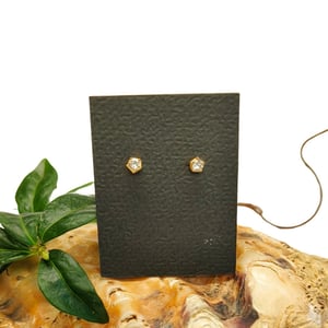 Kantet zirkonia ørestikker – produktbillede