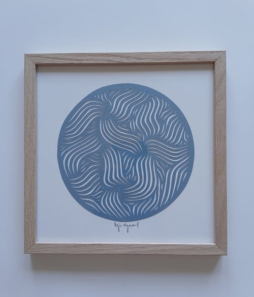 20x20cm papercut, dueblå, indrammet 