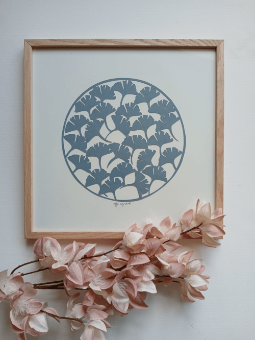 30x30cm papercut. støvet blå. indrammet 