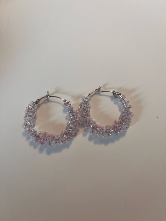 Meget lyserøde glasperler snoet omkring creolerne billede 2