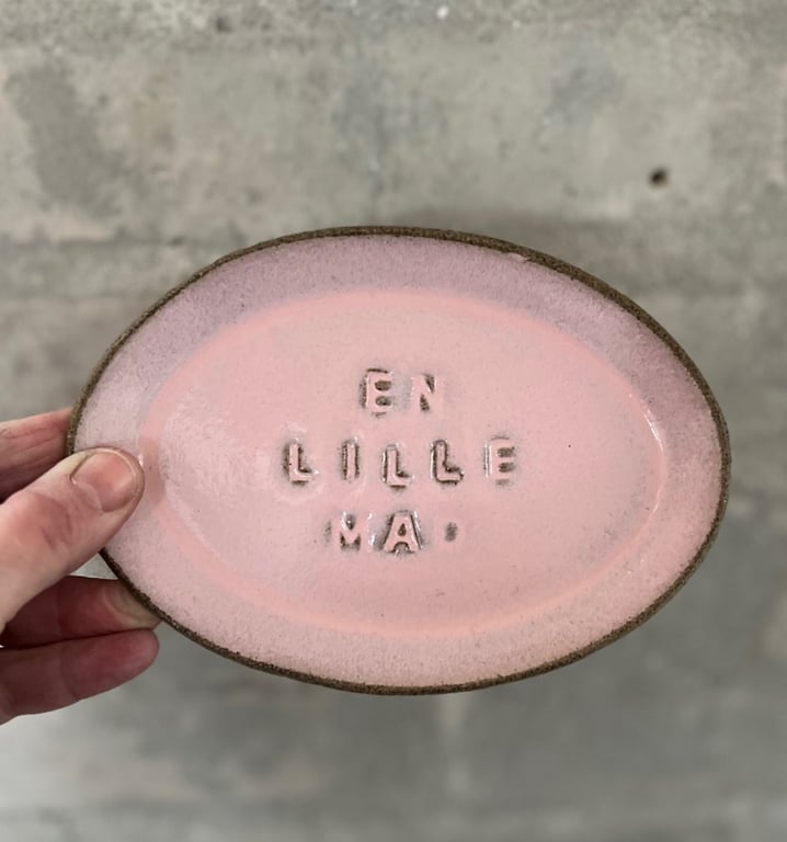 Lille fad med tekst - EN LILLE MAD - rosa